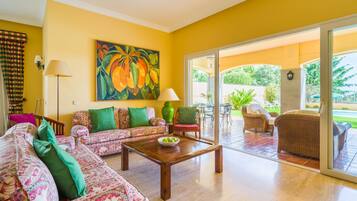 Televisie, een dvd-speler, tafelvoetbal en een tafeltennistafel