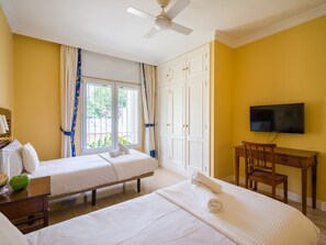3 quartos, escrivaninha, ferros/tábuas de passar roupa, berço de viagem