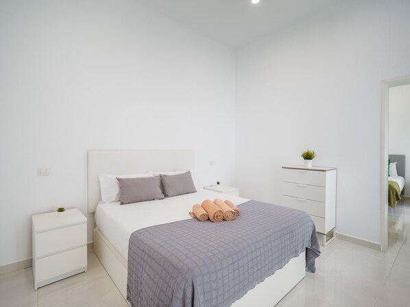 3 bedrooms, desk, iron/ironing board, free WiFi