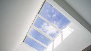A skylight with a clear view of the sky. - Confital Beach Home  By CanariasGetaway (Las Palmas de Gran Canaria)