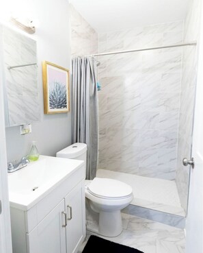 Shower, hair dryer, towels, soap - Great Location. 5min to McCormick place. Downtown. Chinatown (Chicago)