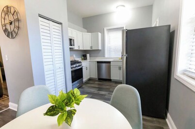 Great Location. 5min to McCormick place. Downtown. Chinatown