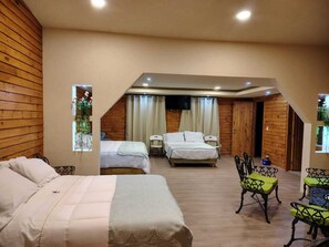 Escritorio, wifi gratis y ropa de cama 