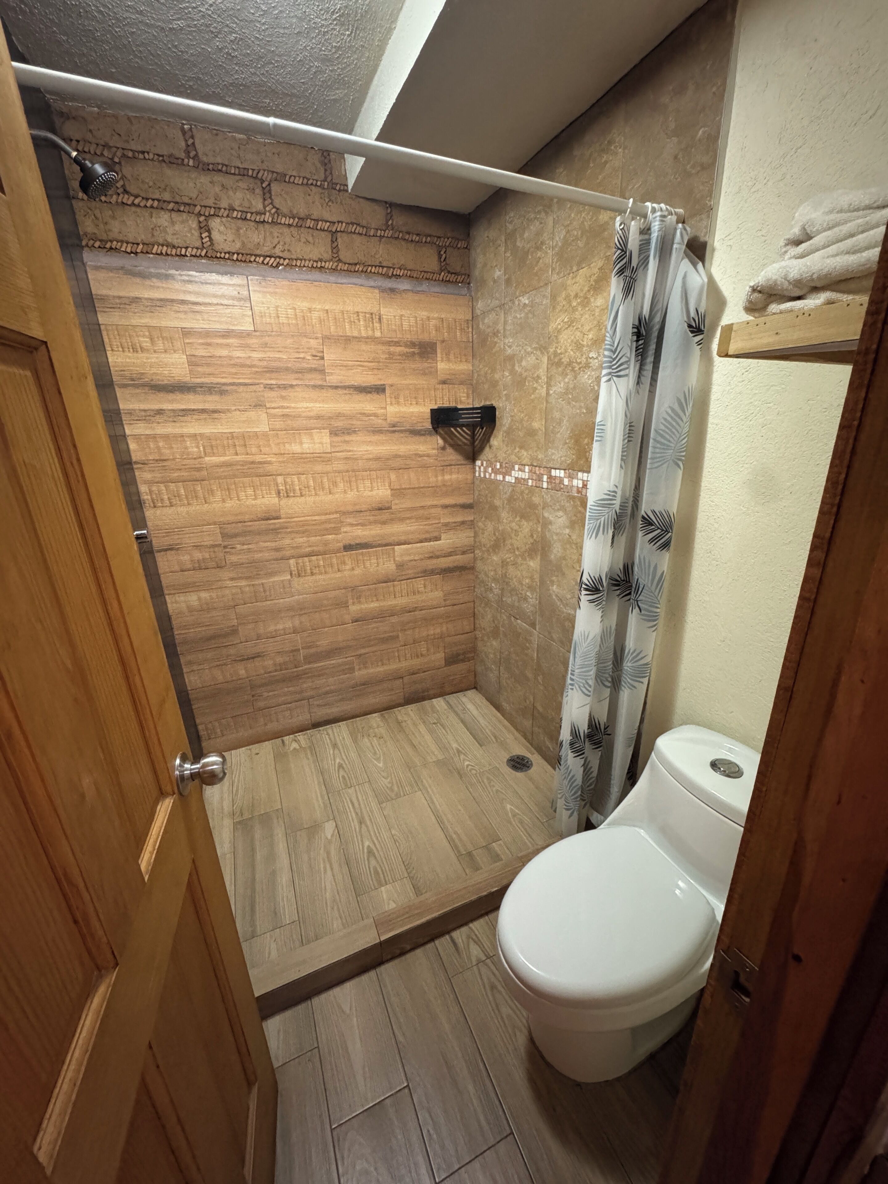 Habitación doble, vista al jardín | Baño | Regadera, toallas, jabón, shampoo 