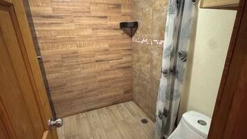 Habitación doble, vista al jardín | Baño | Regadera, toallas, jabón, shampoo
