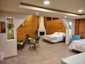 Family Room | Desk, free WiFi, bed sheets