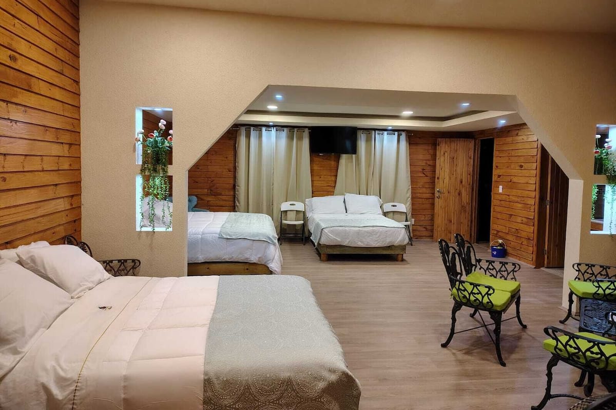 Family Room | Desk, free WiFi, bed sheets