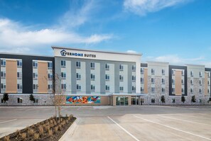 A modern hotel with a sign reading "Everhome Suites." It features a multi-story building with a flat roof and a parking lot in front. - Everhome Suites Bastrop By Choice Hotels (Bastrop)