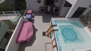 A rooftop pool area with a hot tub, lounge chairs, and a checkered table. - Dreimar hotel boutique - La Boquilla Cartagena. (Cartagena)
