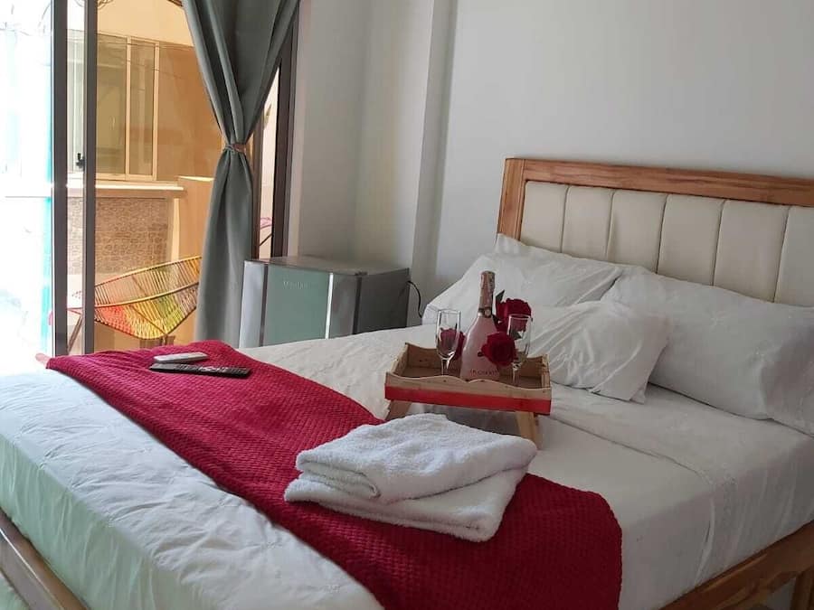 Roupas de cama antialérgicas, edredons de pluma, frigobar