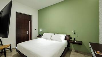 Quarto superior, 1 cama King | Cofres nos quartos, escrivaninha, ferros/tábuas de passar roupa