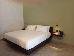 Superior Room, 1 King Bed | In-room safe, individually decorated, individually furnished, desk - Hotel Miranda (Querétaro)