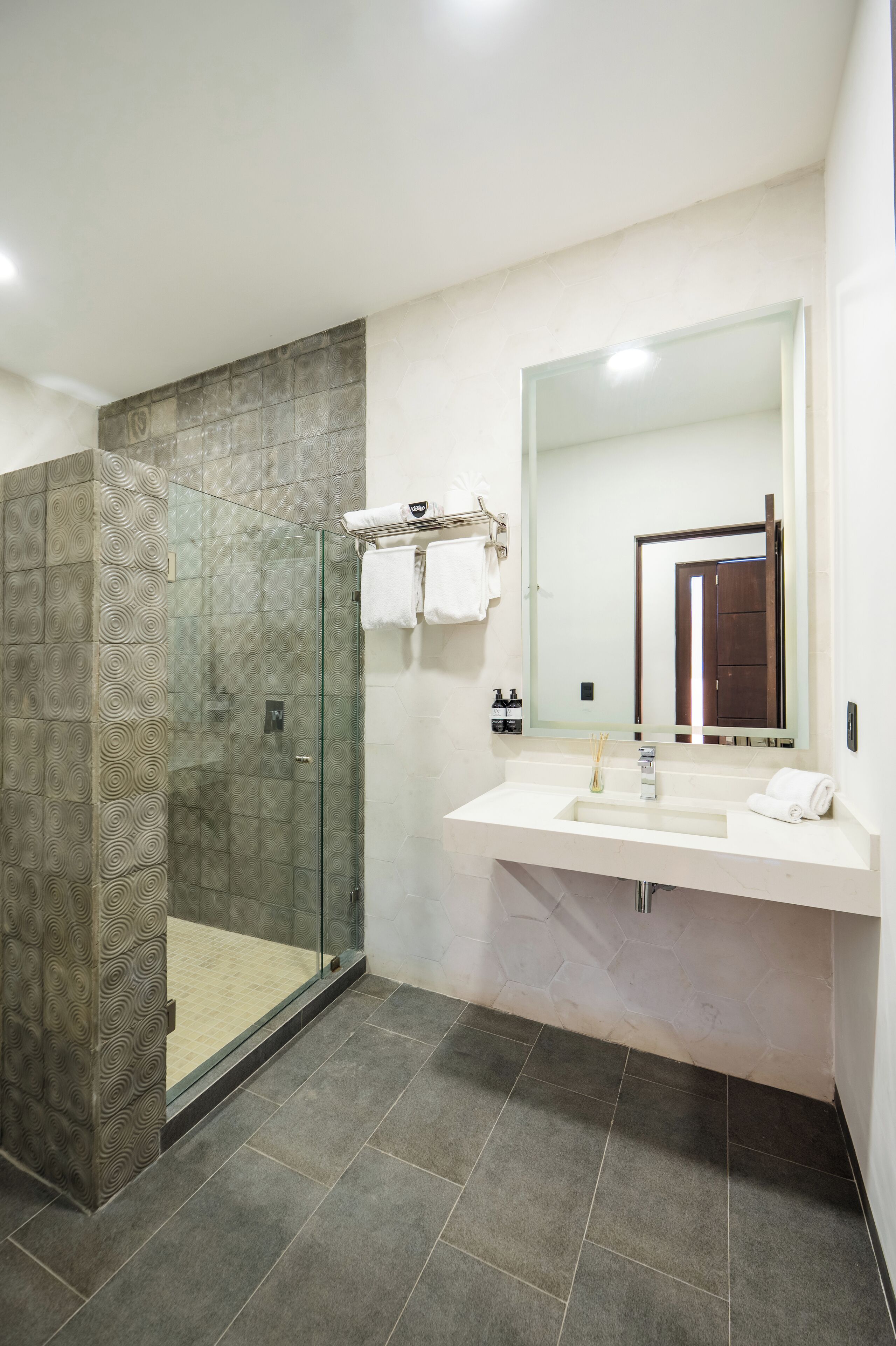 Superior Room, 1 King Bed | Bathroom | Shower, rainfall showerhead, hair dryer, heated floors (bathroom)