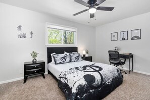 4 soverom, skrivebord, strykejern/-brett og reiseseng for barn