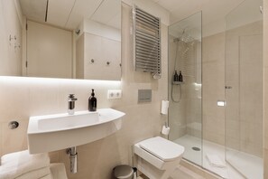 Chuveiro, secador de cabelo, toalhas de banho 