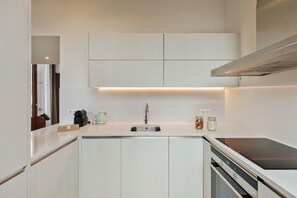 Fridge, oven, dishwasher, coffee/tea maker