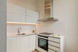 Fridge, oven, dishwasher, coffee/tea maker