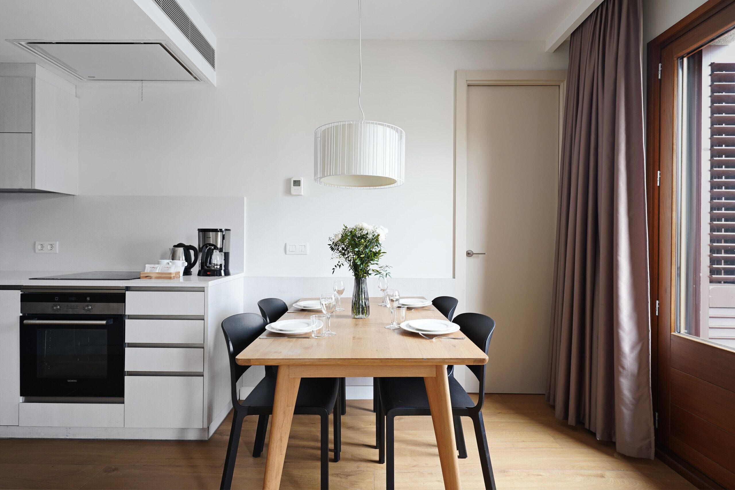 Réfrigérateur, four, lave-vaisselle, cafetière/bouilloire