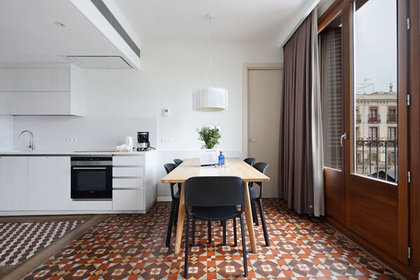 Fridge, oven, dishwasher, coffee/tea maker