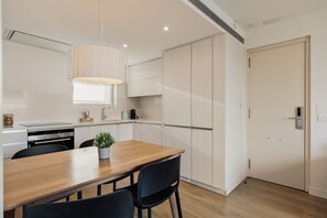 Fridge, oven, dishwasher, coffee/tea maker