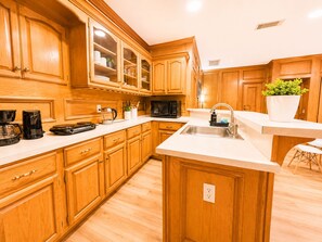 Fridge, oven, stovetop, coffee/tea maker