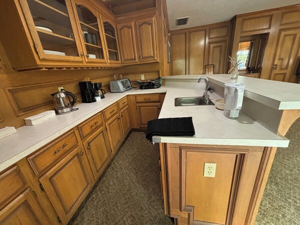 Fridge, oven, stovetop, coffee/tea maker - Up to 4 Guests-Spacious Studio Mins To Downtown, UT, Zilker Park, Barton Springs (Austin)