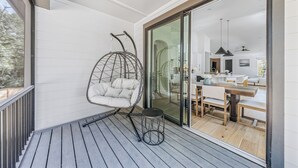 Outdoor dining - Modern Home Near Uptown & Camp North End - Sleeps 12, Sports-Themed Game Room (Charlotte)