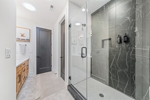 Douche, sĂšche-cheveux, serviettes fournies, savon