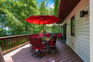 Outdoor dining - Lakefront - Spacious 5-bedroom house on Lake Anna - Public Side (Bumpass)