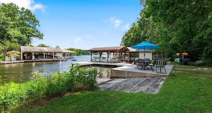 Lakefront - Spacious 5-bedroom house on Lake Anna - Public Side