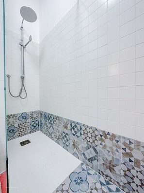 Ducha, secador de pelo, bidet, toallas