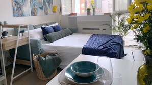 A modern hotel room with a bed, bedside table, and a window with a city view. - Cardano Blue Suite - 5 min da Stazione Centrale (Milan)