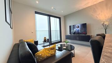 Comfort Apartment, Balcony, City View | Living area