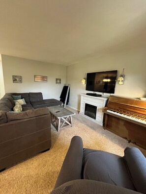 Smart-TV, Kamin, Videospiele, DVD-Player