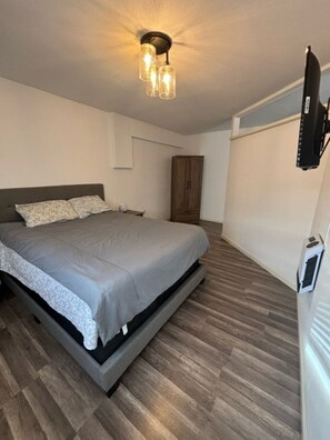 5 bedrooms, desk, free WiFi, bed sheets