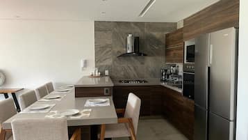 Microwave, oven, dishwasher, coffee/tea maker