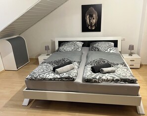 1 غرفة نوم وخزنة داخل الغرفة ومكتب ومكواة/لوح كي