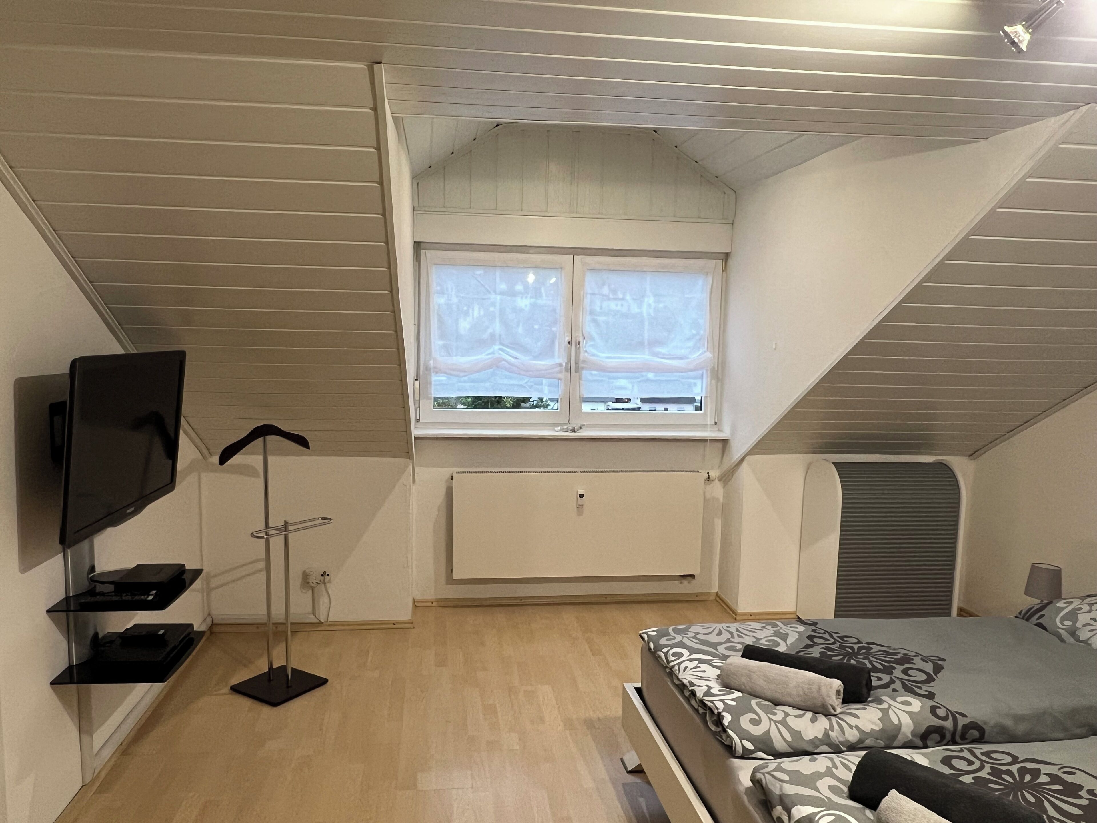 1 habitación, caja de seguridad en la habitación y escritorio 