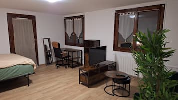 1 slaapkamer, een strijkplank/strijkijzer, wifi, beddengoed