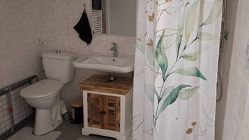 SĂšche-cheveux, serviettes fournies, savon, papier toilette