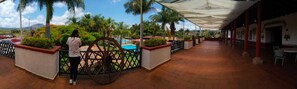 32-inch TV with premium channels - Hotel Campestre Hacienda Caracha (Ziracuaretiro)