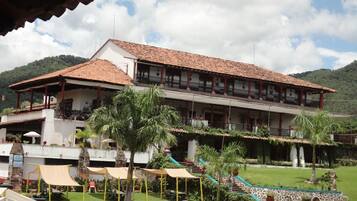 Vista frontal de la propiedad