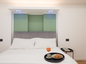 1 bedroom, bed sheets - Isola-Garibaldi newly renovated 1 br by Rentopolis (Milan)