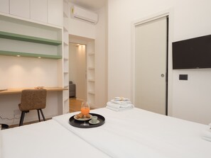 1 bedroom, bed sheets - Isola-Garibaldi newly renovated 1 br by Rentopolis (Milan)