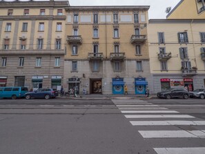 Front of property - Isola-Garibaldi newly renovated 1 br by Rentopolis (Milan)