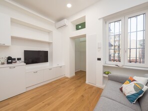 Living area - Isola-Garibaldi newly renovated 1 br by Rentopolis (Milan)