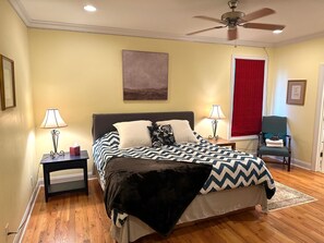 5 makuuhuonetta, työpöytä, silitysrauta/-lauta, vauvan matkasänky