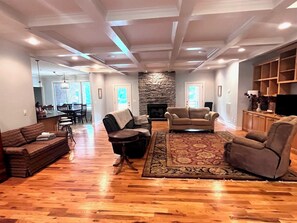 Televisio, kirjoja, työhuone