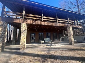 Outdoor dining - LakeTrail Modern Cabin Apt / Hot tub (opt) LT5 (Franklin)