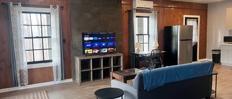 Télévision, livres, espaces bureaux